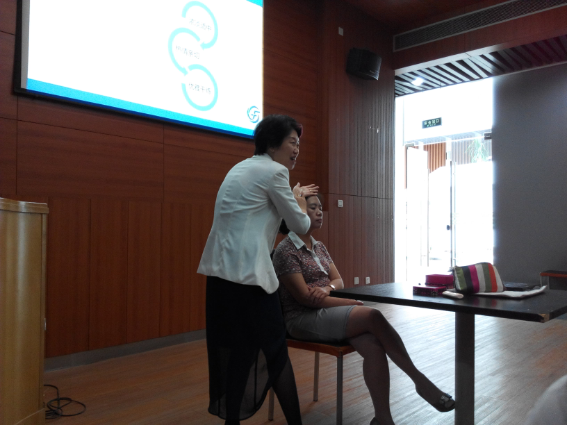 赵燕老师现场为我院老师做妆容指导