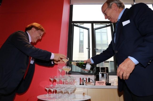 现场来宾共同举杯庆祝中德机械工程中心正式扬帆起航 现场来宾共同举杯庆祝中德机械工程中心正式扬帆起航